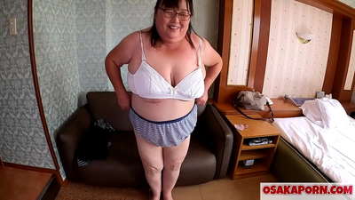 Şişman yapon ana nəhəng döşlərini göstərir və seks oyuncağından həzz alır. 51 yaşlı asiyalı ana cinsi təcrübəsindən danışır. Yukiko 1 OSAKAPORN yağlı milf